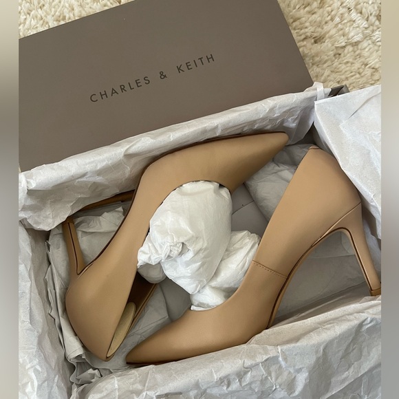 ❌SOLD❌ Charles & Keith point toe casual heels 👠 - Picture 5 of 7